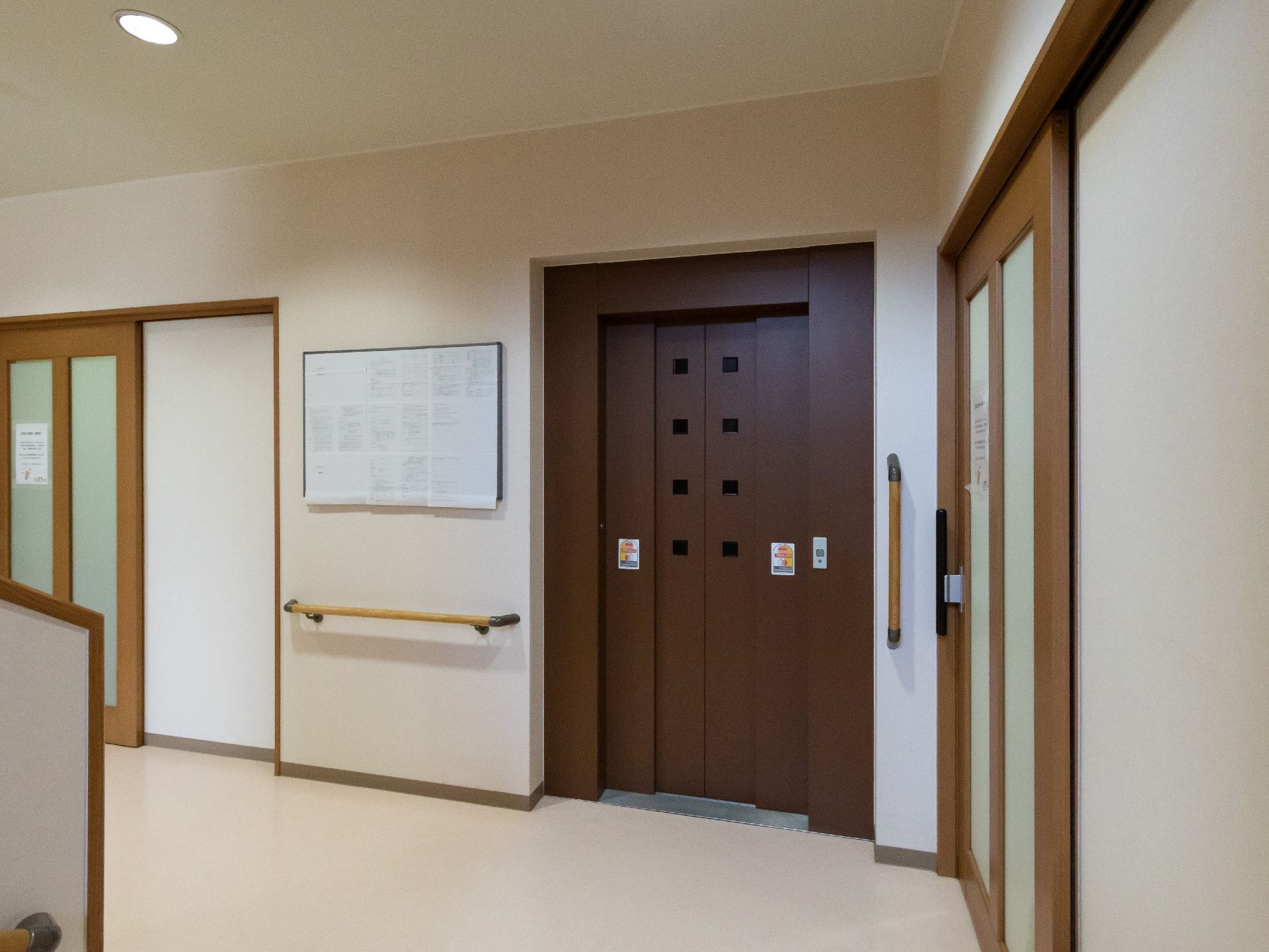 バリアフリー化されて段差がなく、手すりが取り付けられている廊下