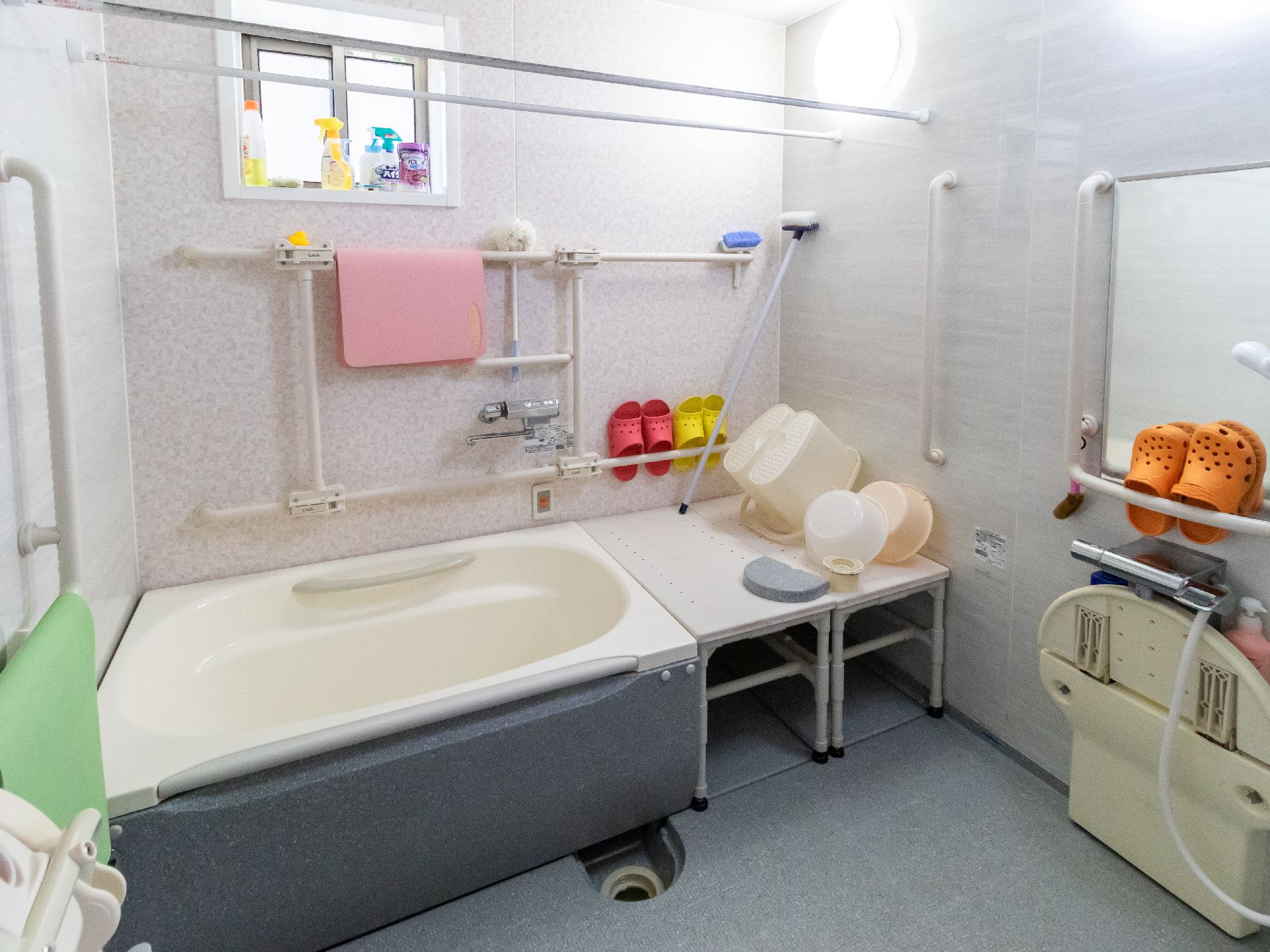 手すりが多数設置され、きちんと整理整頓されている浴室