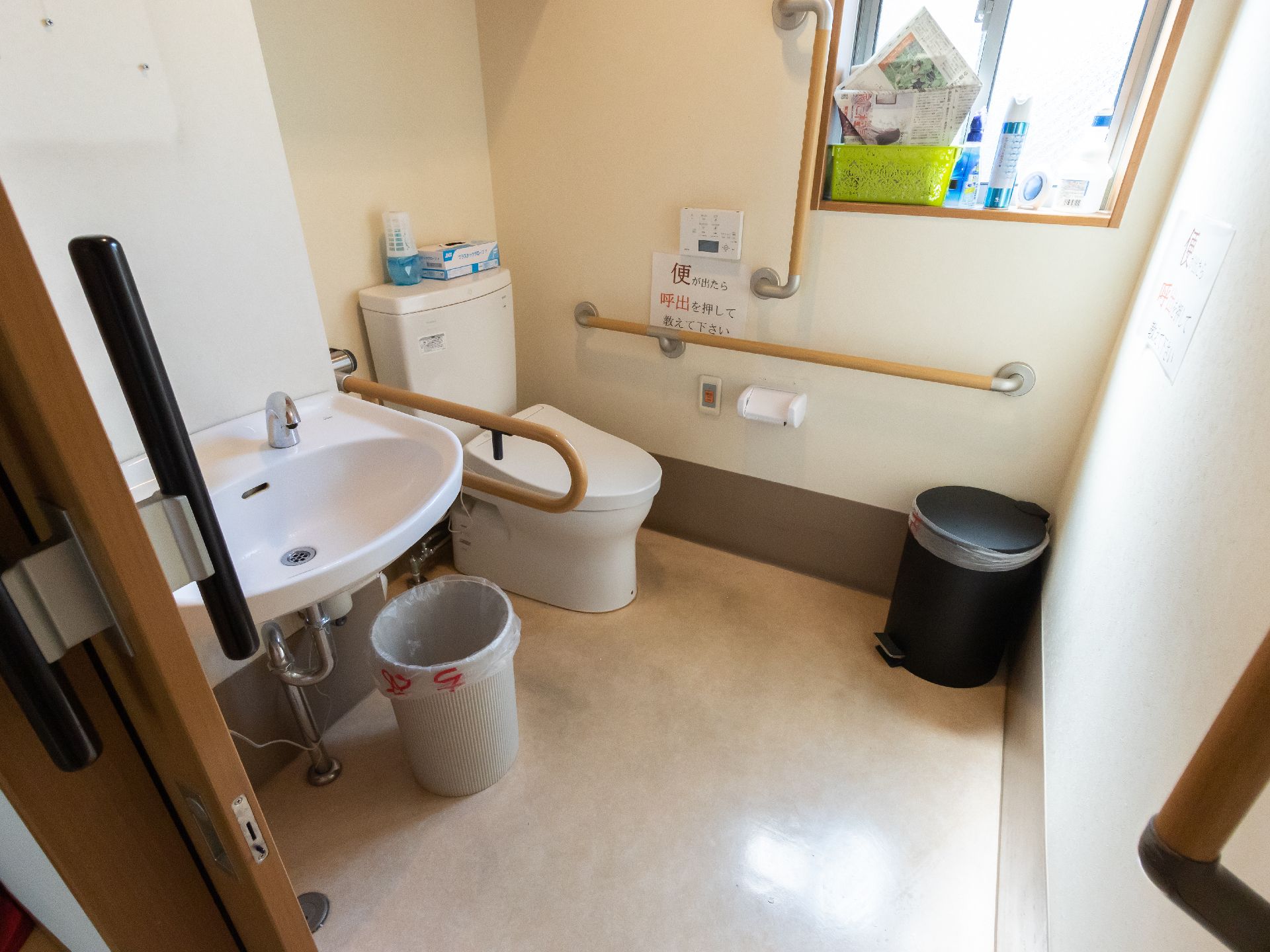 長い手すりが取り付けられ、スペースも十分確保されているトイレ