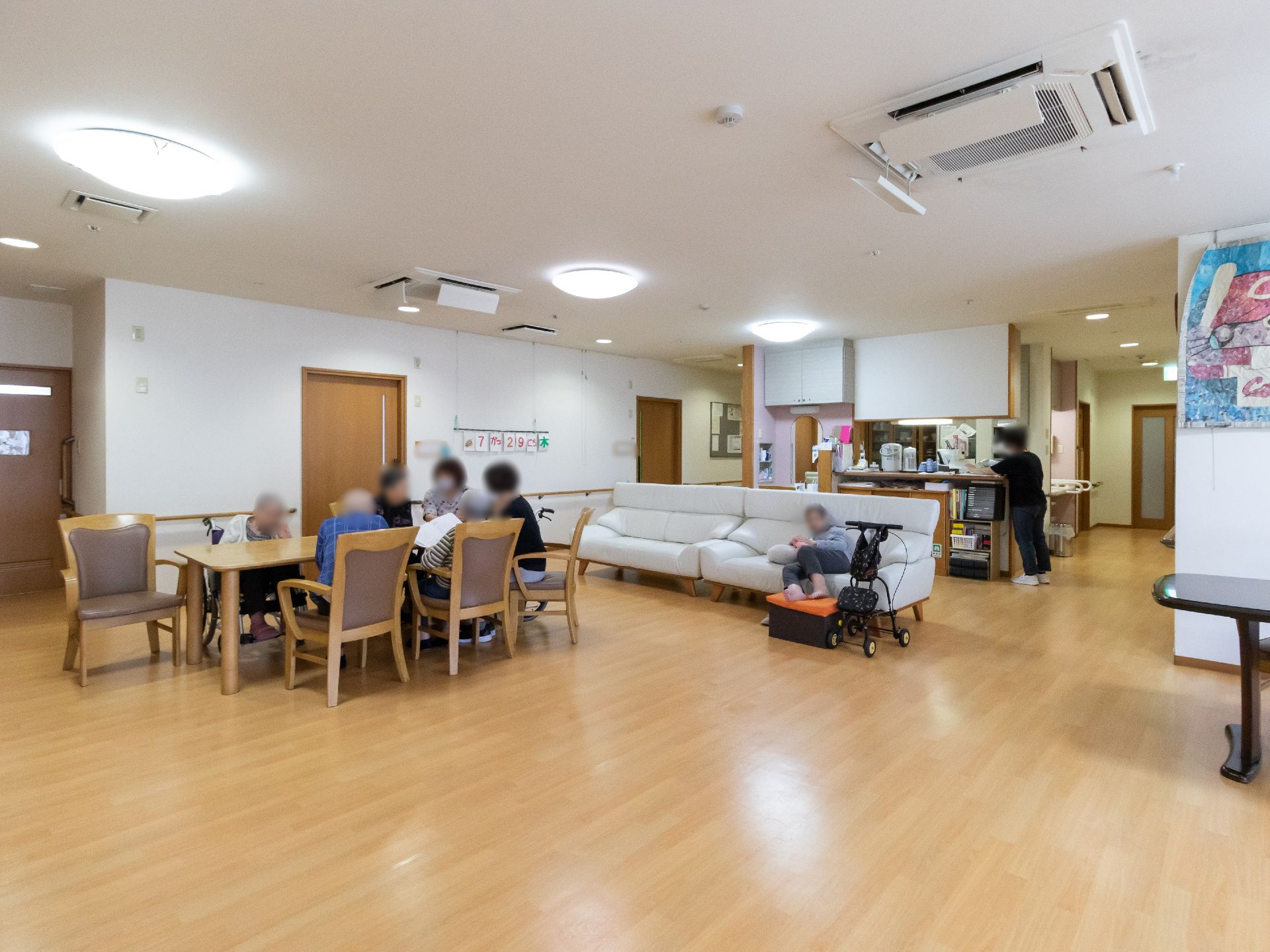 広大なスペースがあり、大型のテーブルやソファーが置かれているリビング