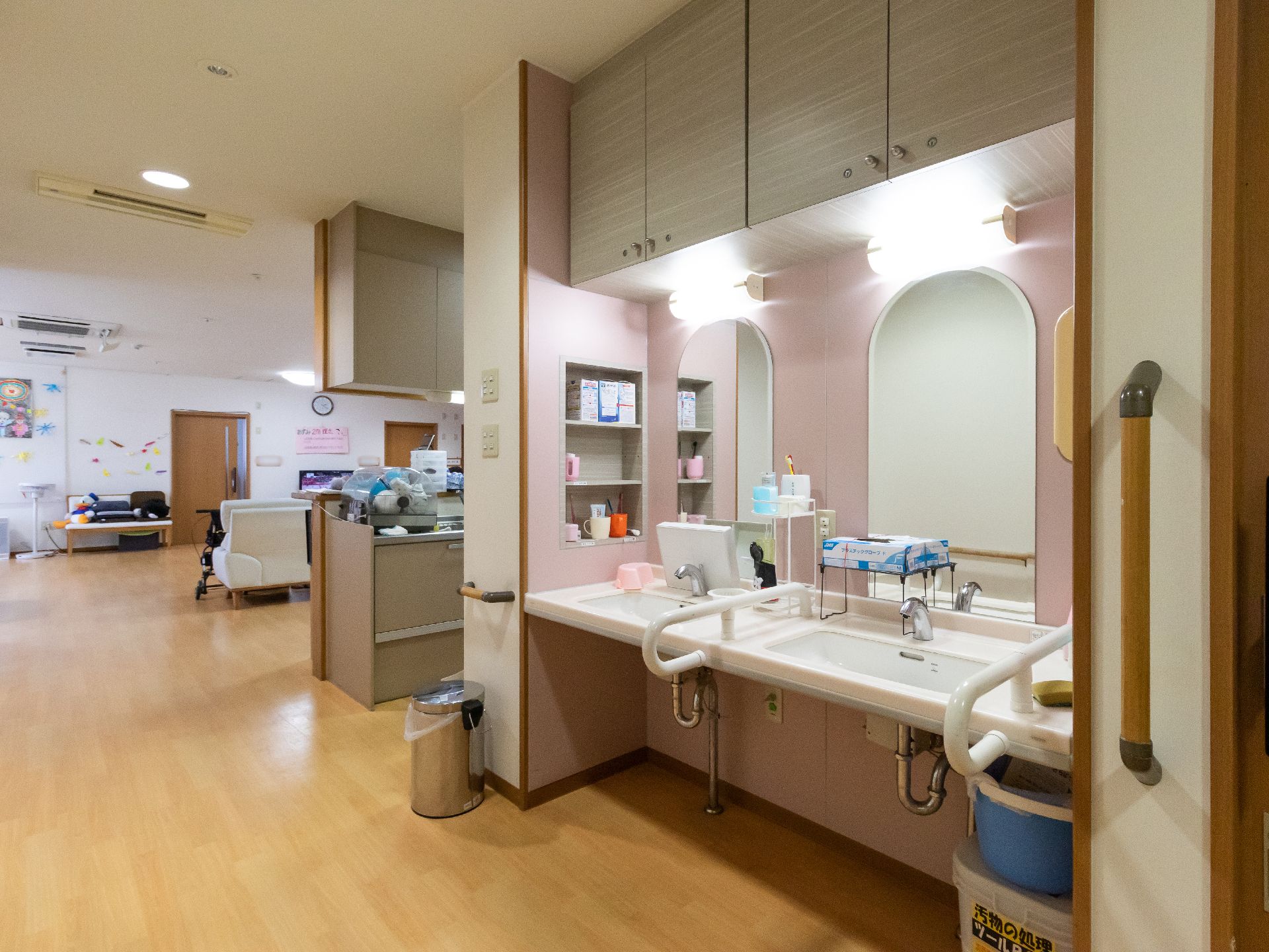 リビングの一角に設置され、手すりが取り付けられている洗面台