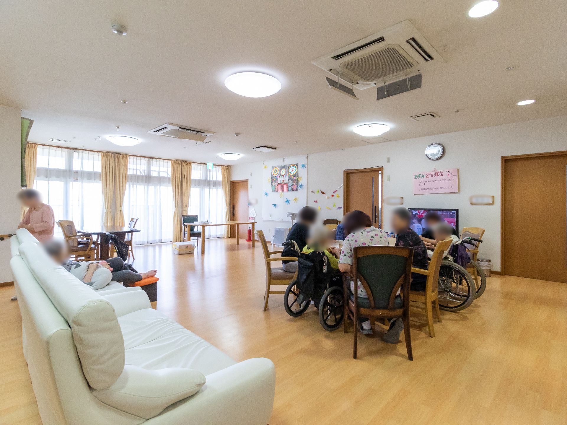 リハビリをする高齢女性とサポートする理学療法士