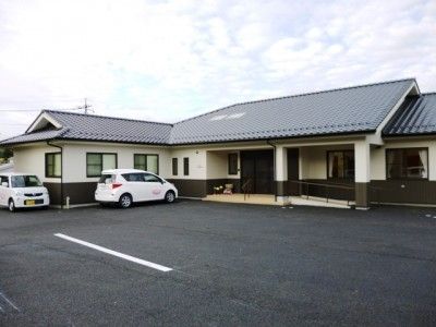 建物の付近に2台の車