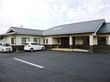 建物の付近に2台の車