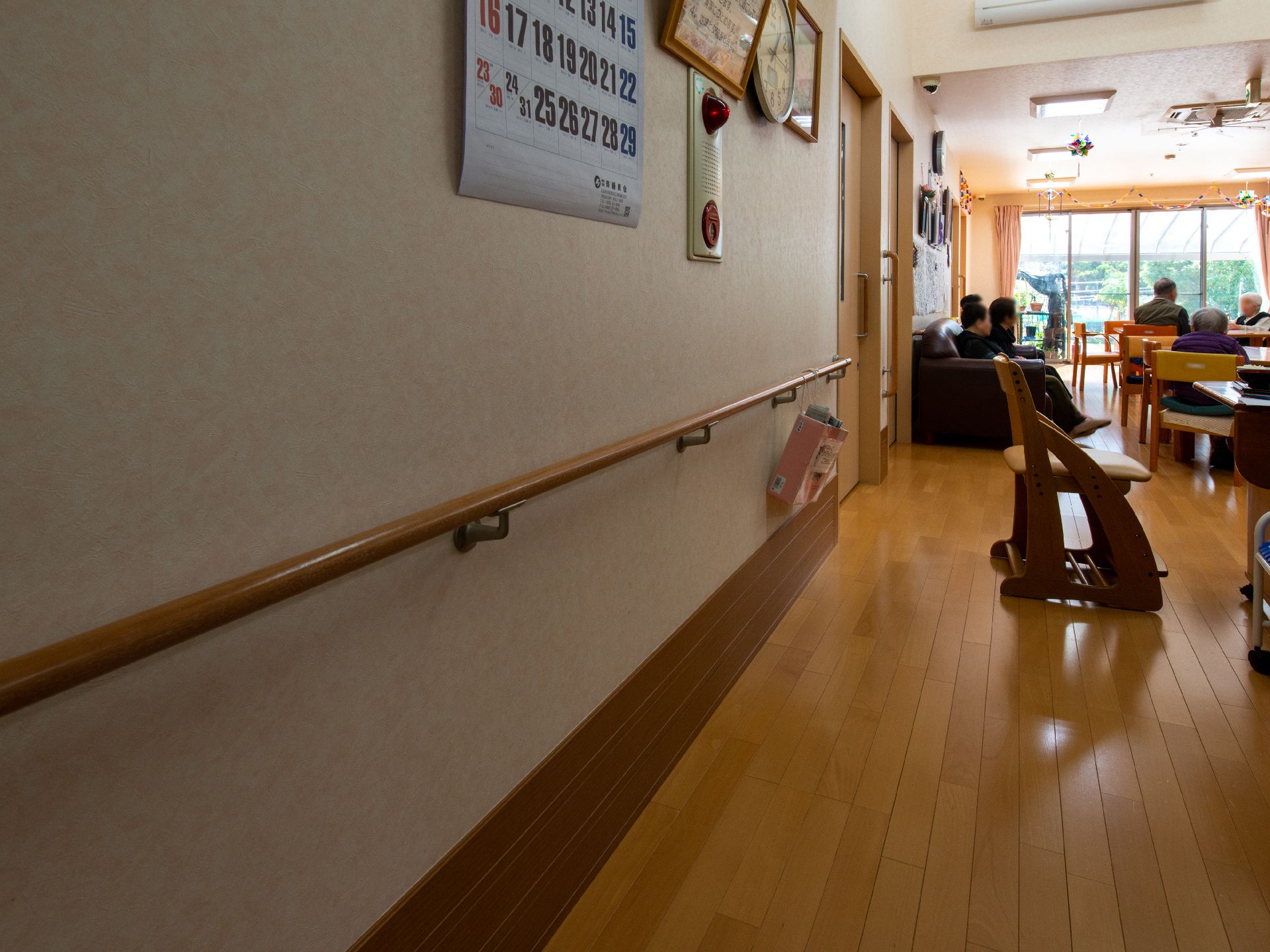 木製の棒が設置されている手すり
