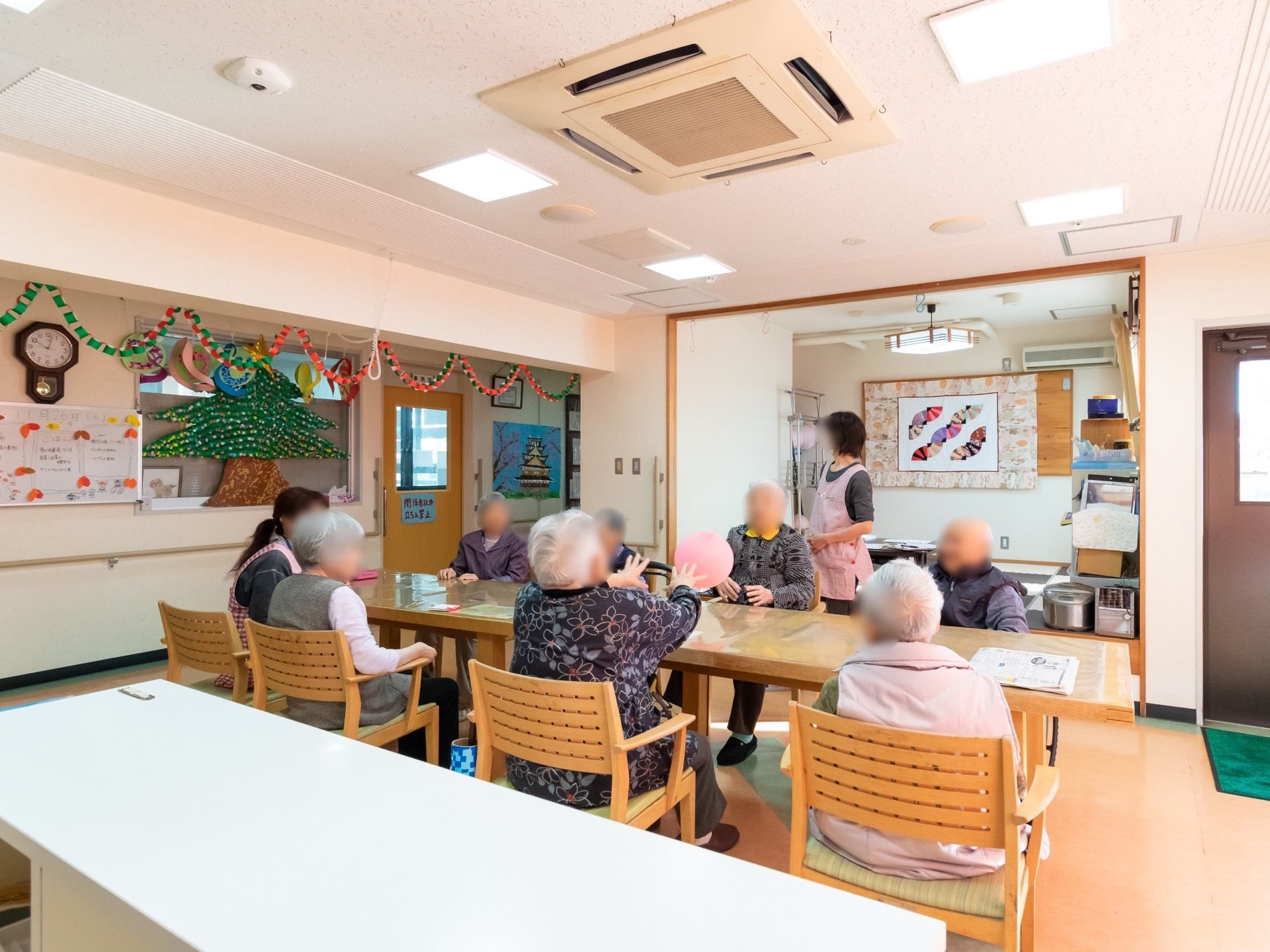 長いテーブルは８人掛けで、入居者様同士やスタッフとのコミュニケーションが盛んで和やかな環境になっている。