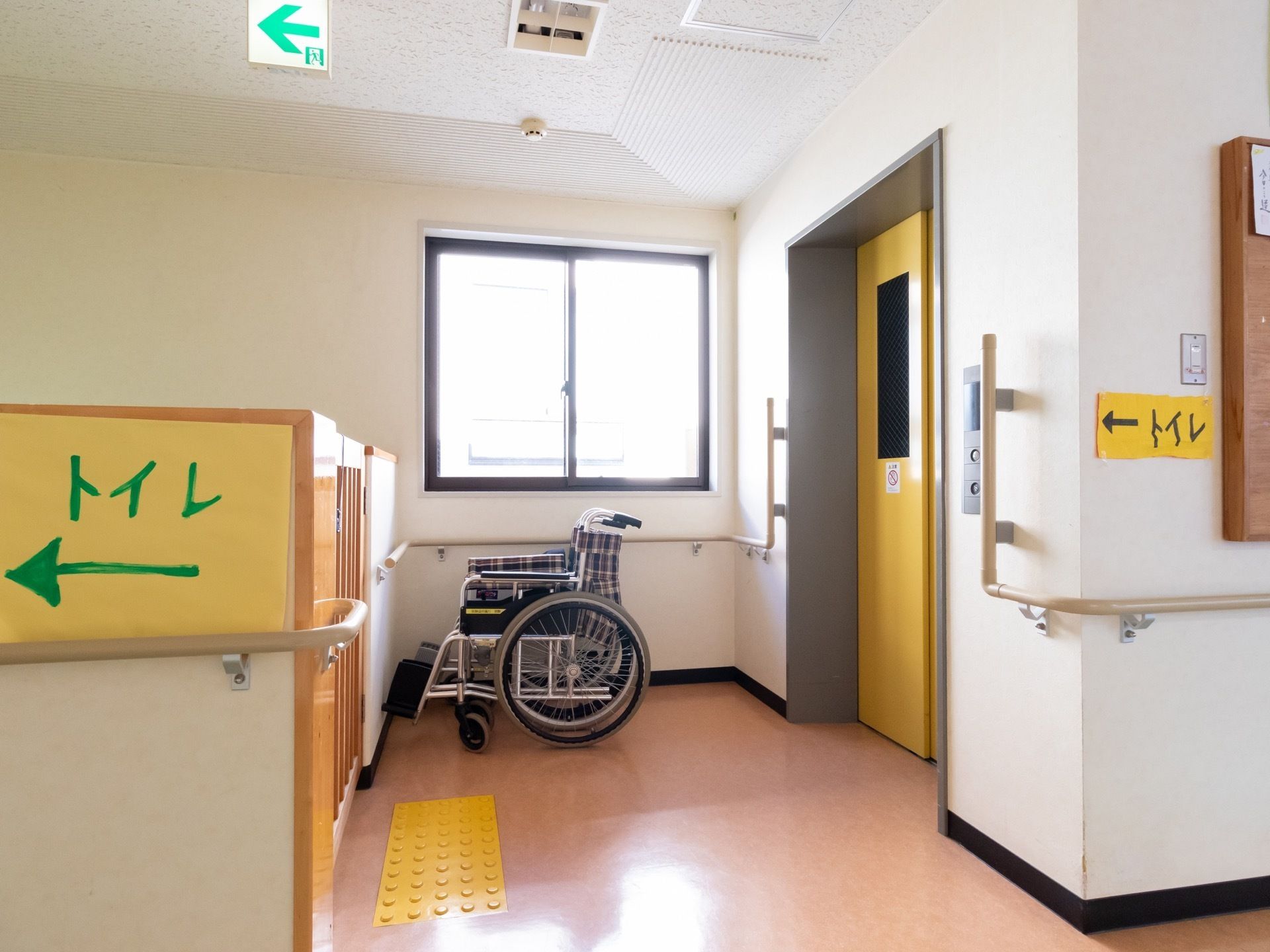 エレベーター前に取り付けられた窓から外の光が差込み、あたたかみと柔らかさを感じさせるゆったりとした空間になっている。