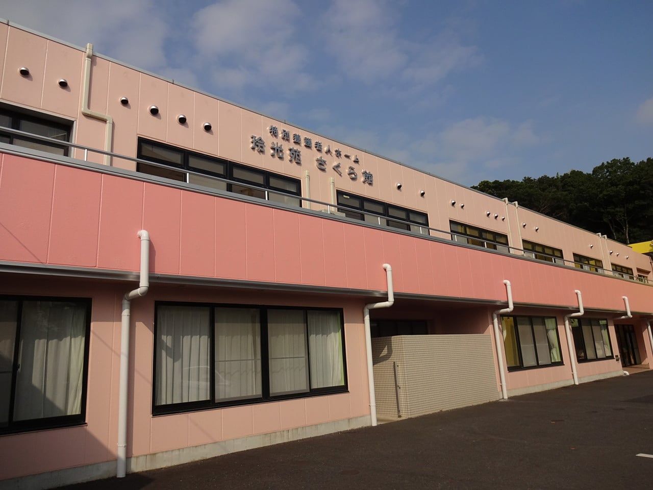 ピンクの外壁の建物