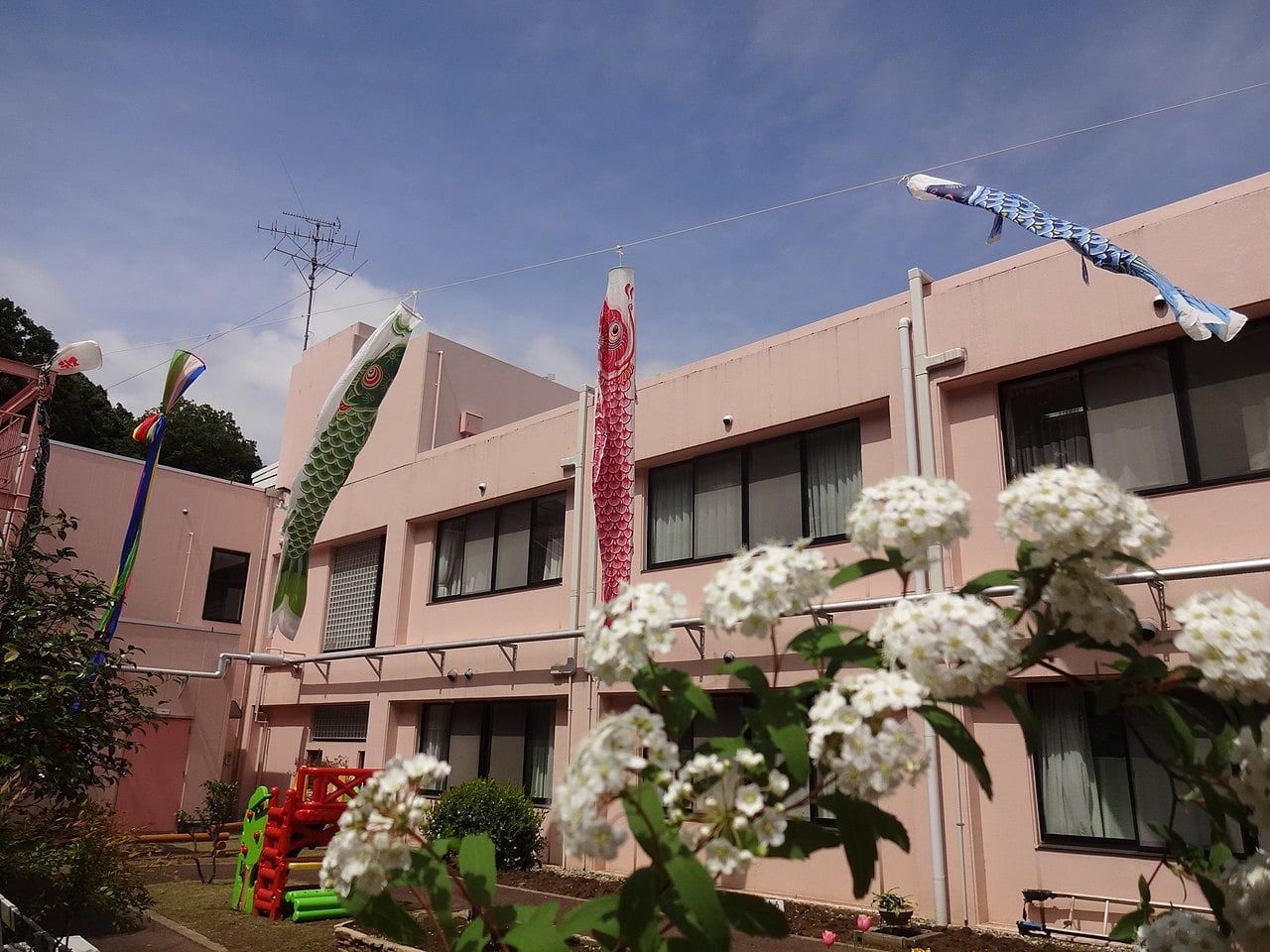 鯉のぼりと花のある施設外観