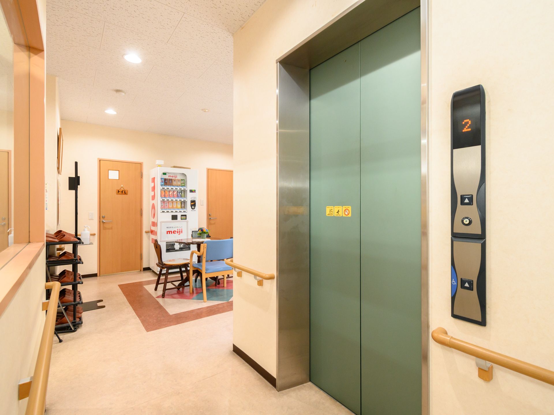 手すりがついていてエレベーターに入りやすい廊下