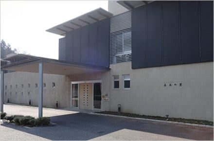 明るい入口の建物