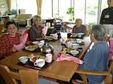 共に食事を楽しむ食堂