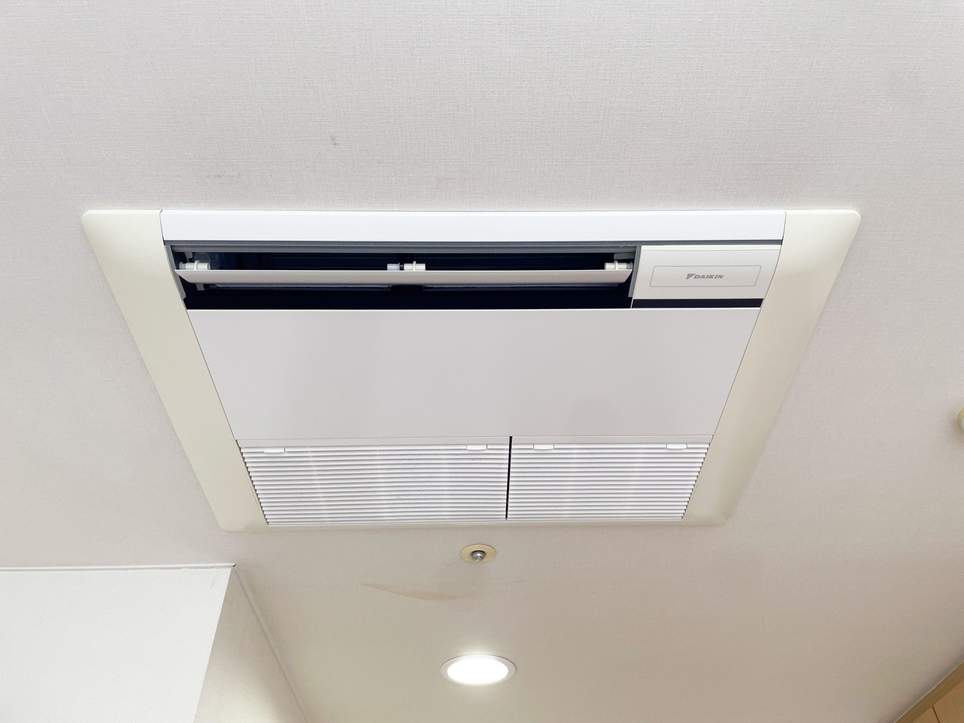 天井の空調設備