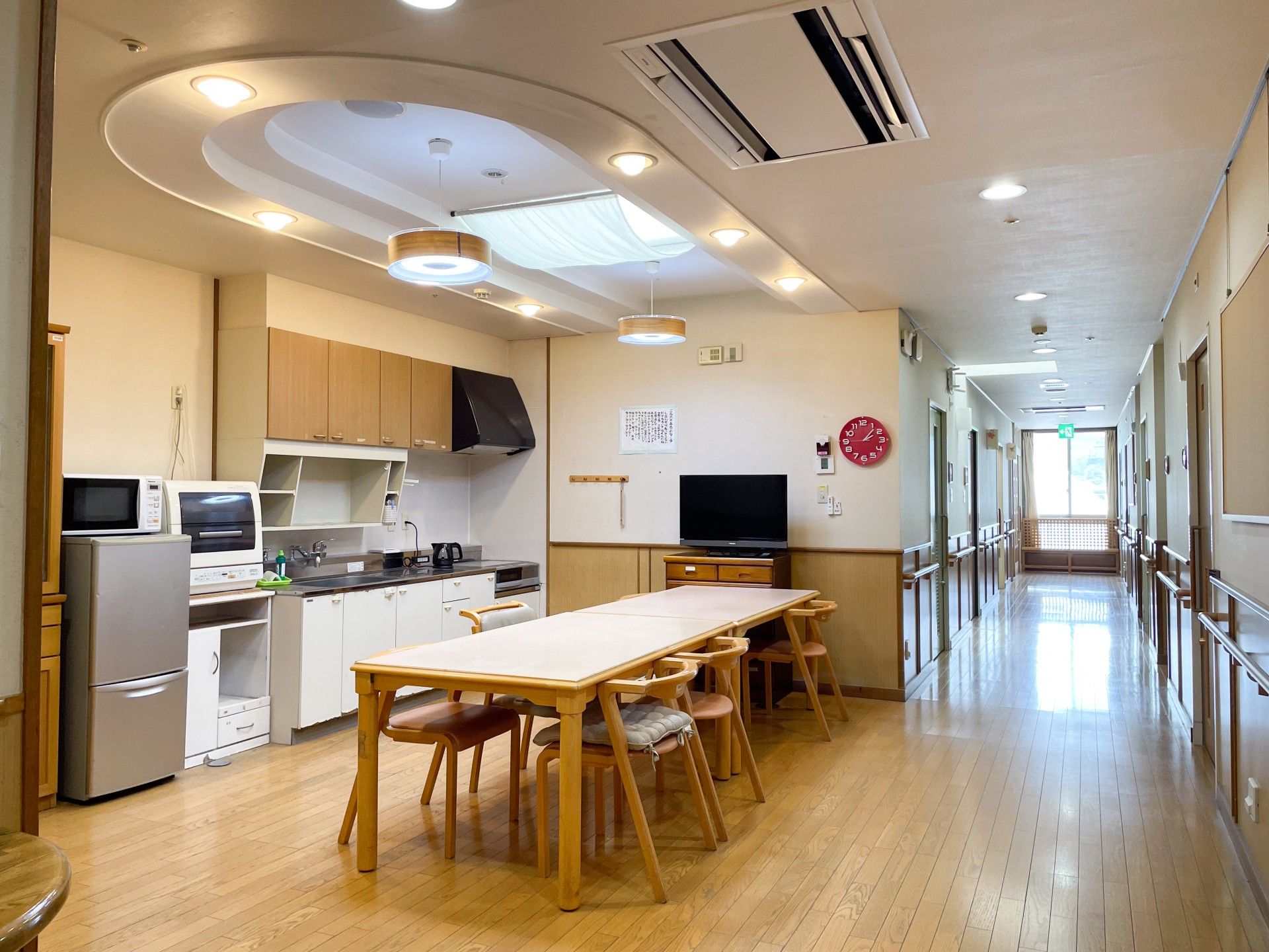 明るいキッチンと廊下