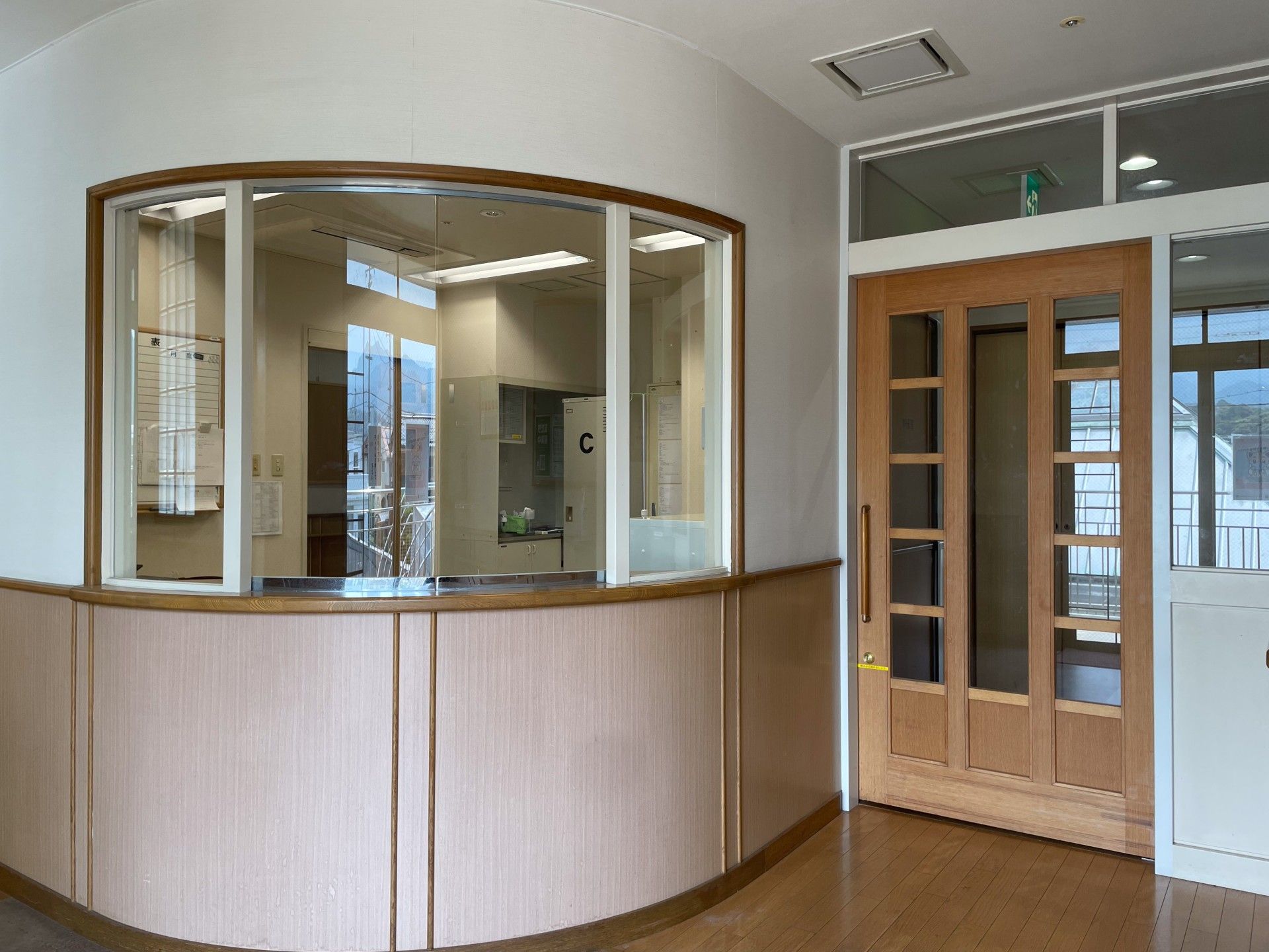 受付カウンターと出入口