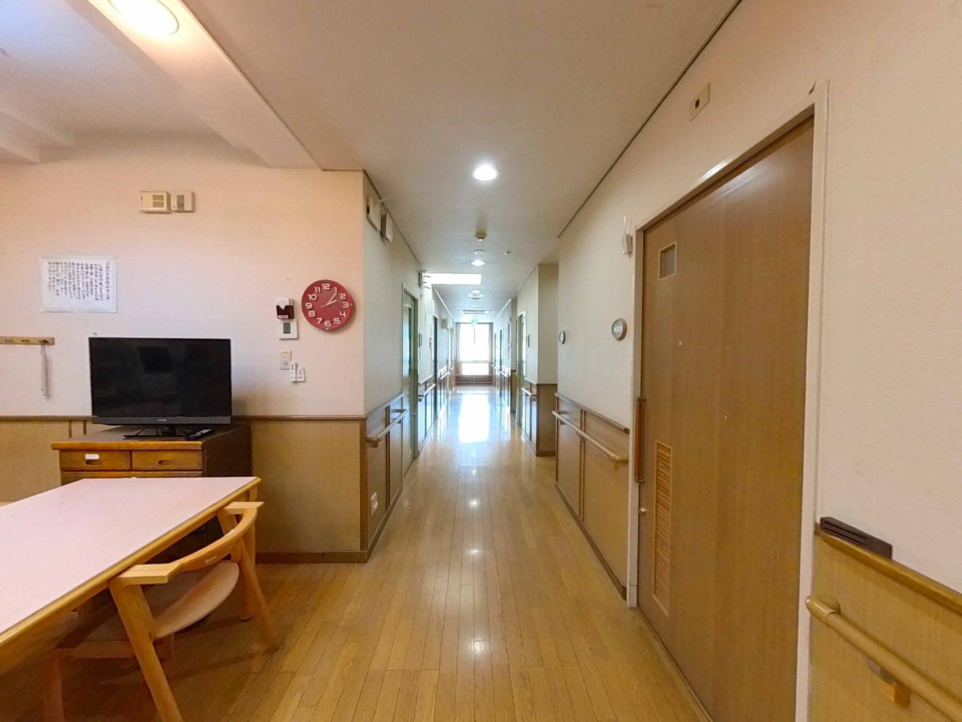 明るい廊下と共有スペース