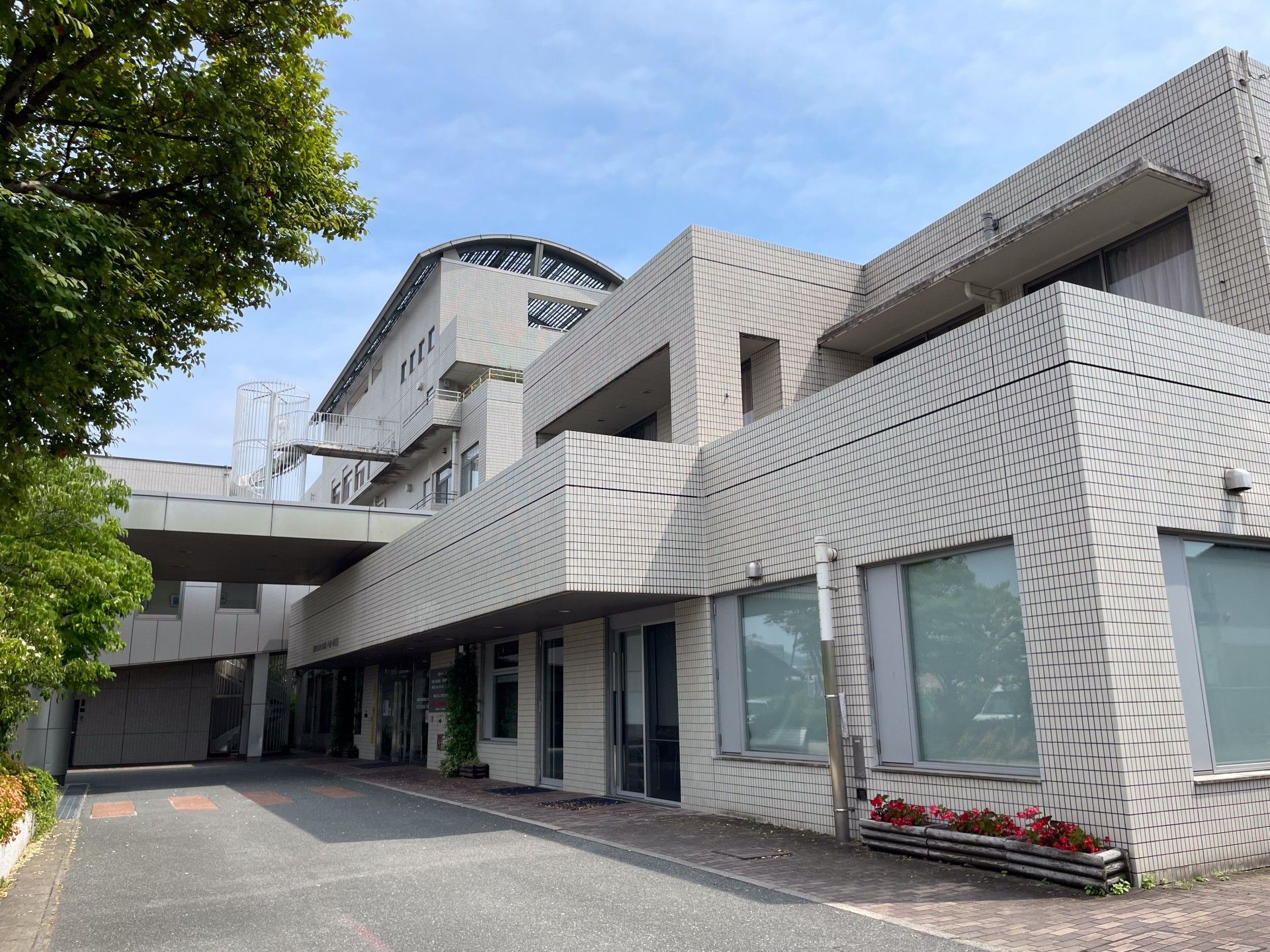 緑に囲まれた建物の外観