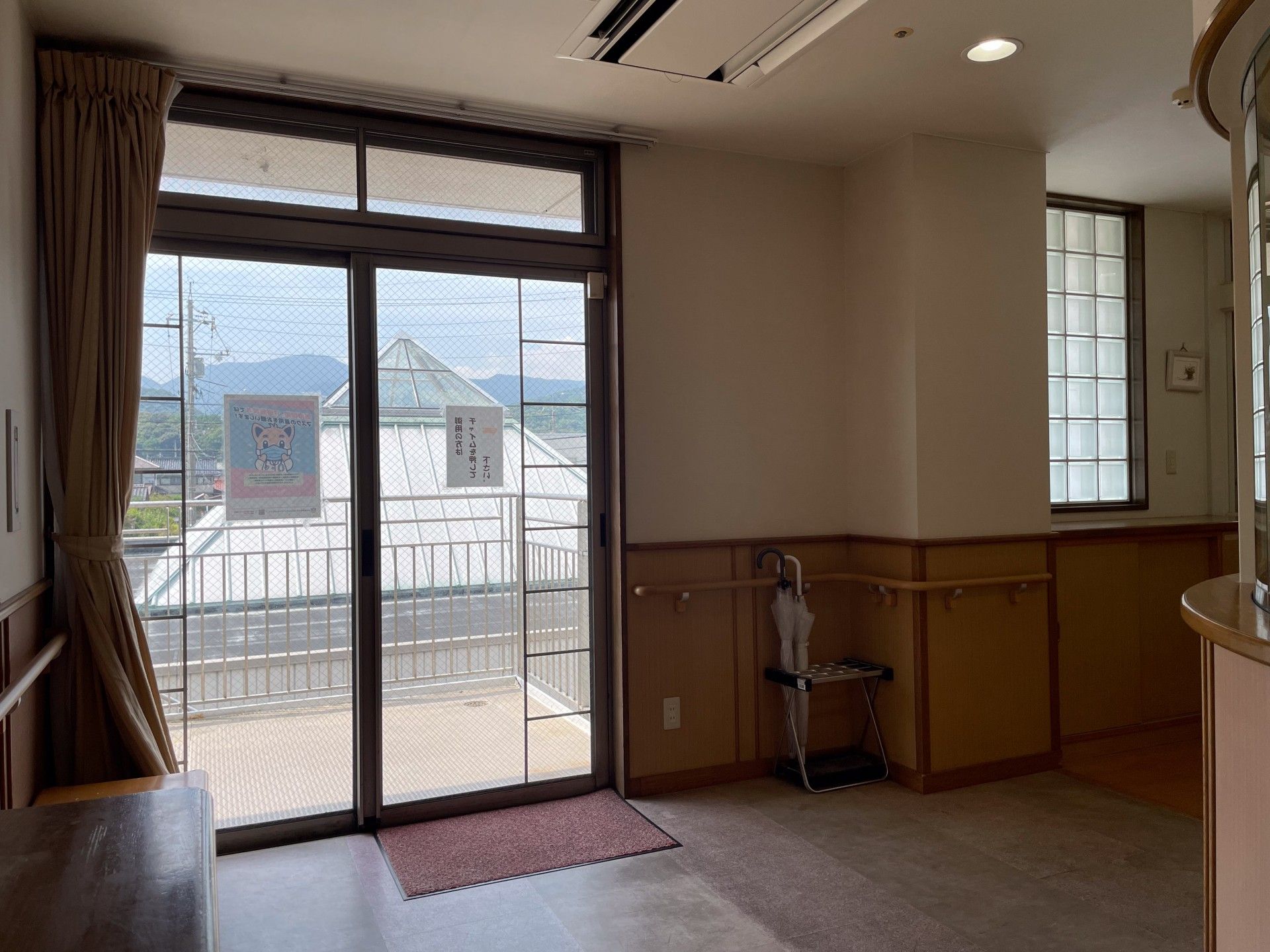 明るい出入口の風景