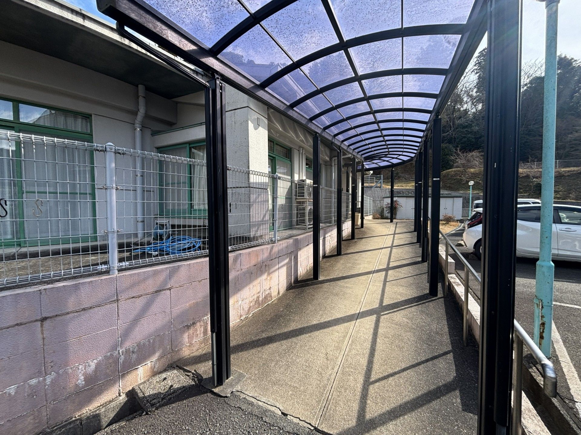 屋根付きの通路