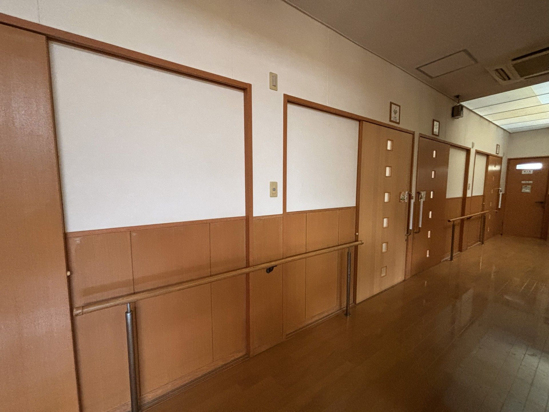 手すり付きの廊下