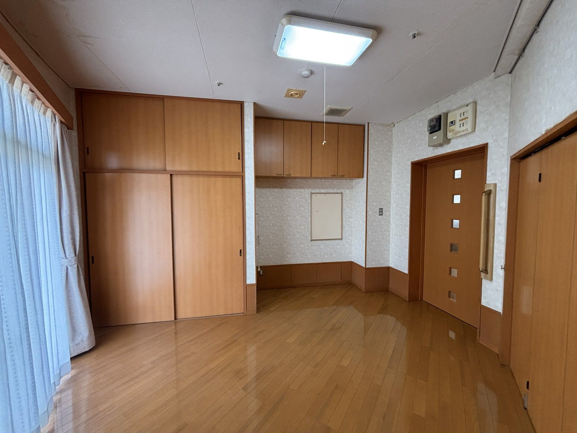 木目調の落ち着いた部屋