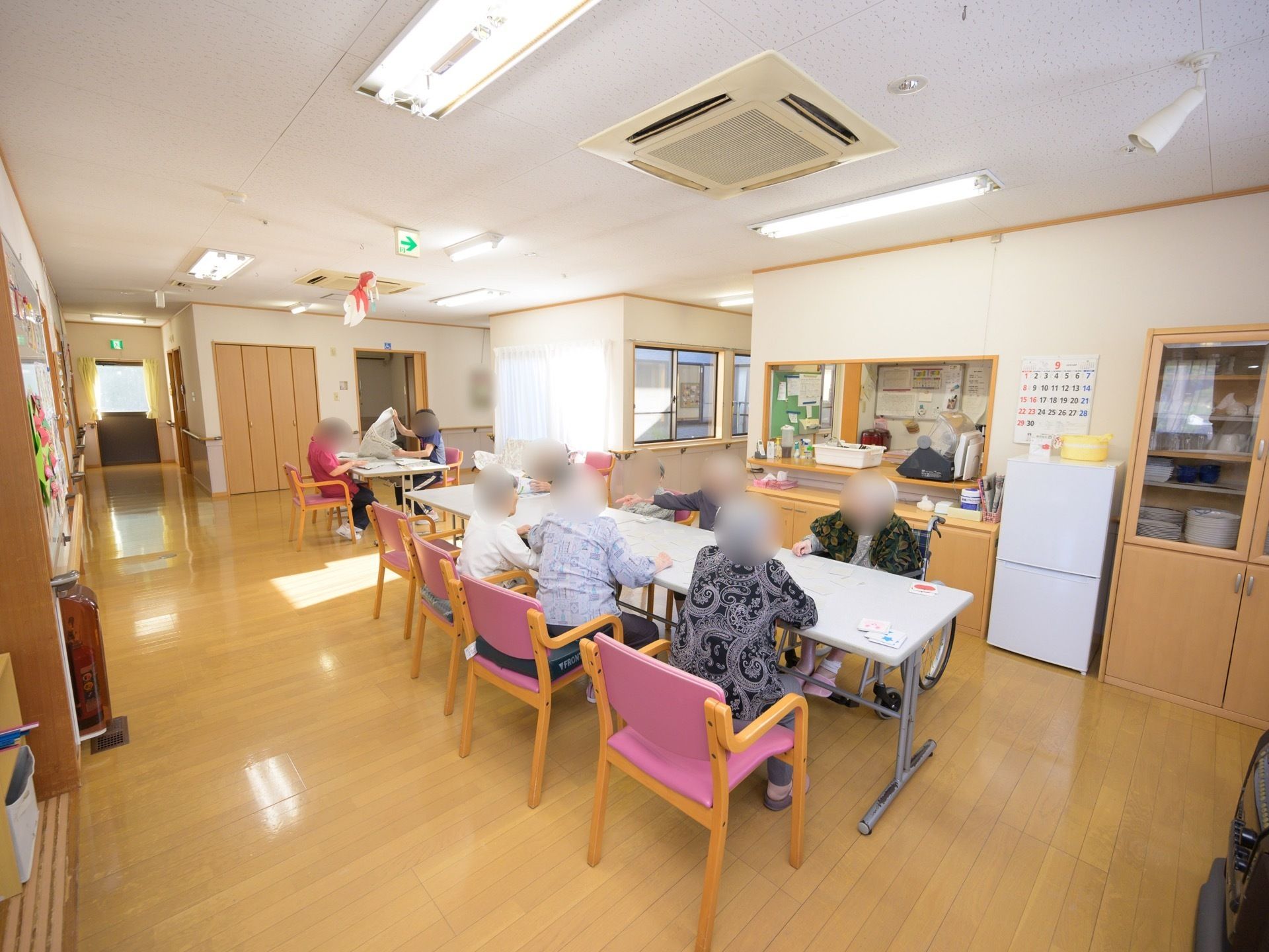 廊下途中に設けられている開放的な食堂である。キッチンが併設されており、冷蔵庫や食器棚がある。
