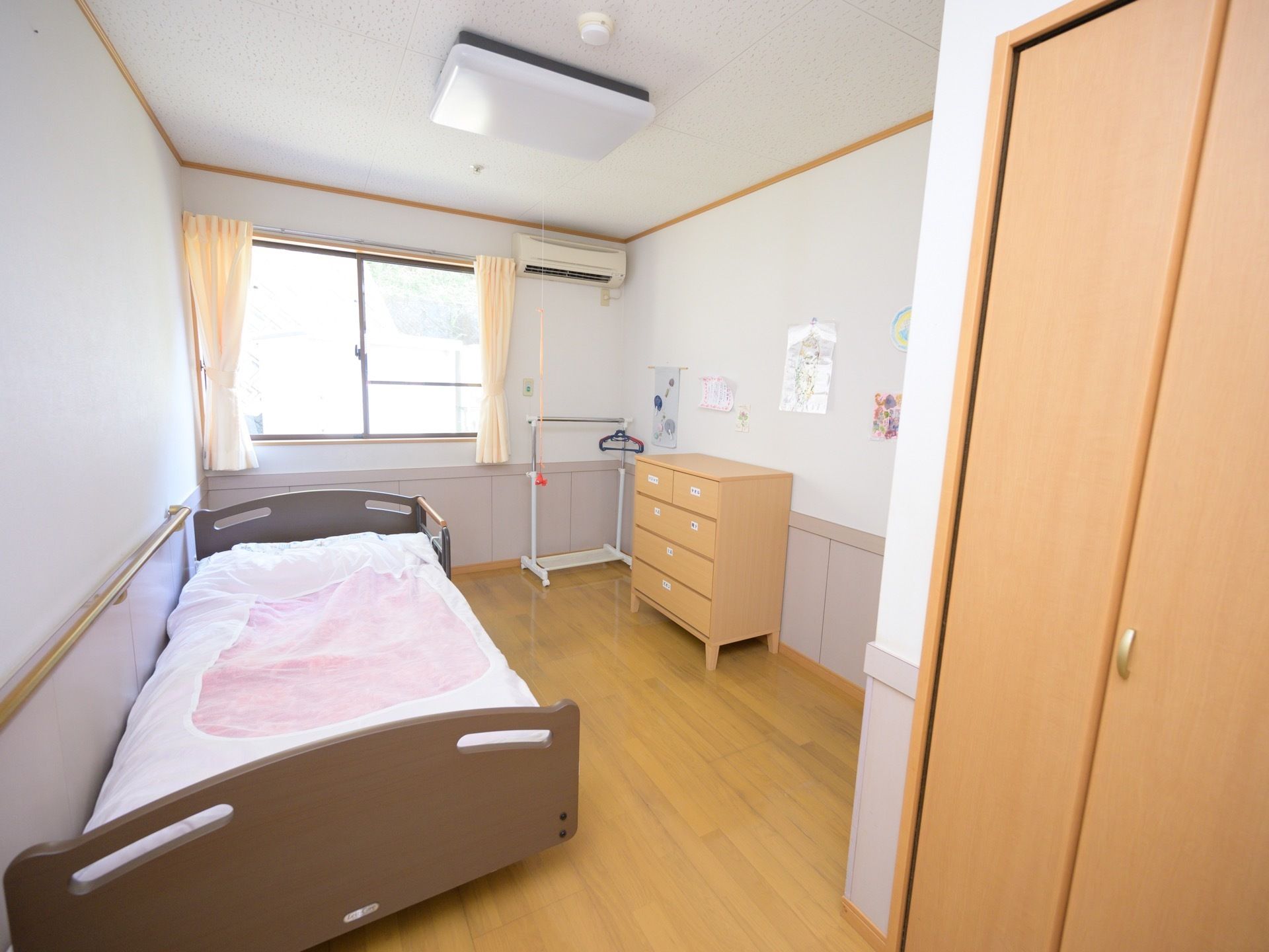 居室は洋室で、エアコンが完備されている。造り付けのクローゼットがあり、さらに箪笥を置けるだけのスペースがある。