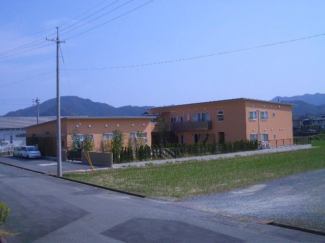 ゆったりとした外観の建物