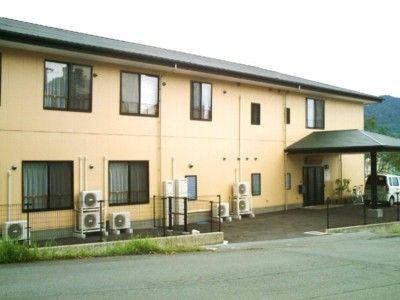 ゆったりとしたエントランスの建物
