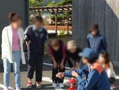 スタッフが消防士に消火器の使い方を教わっている様子。