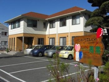 駐車場と建物の外観