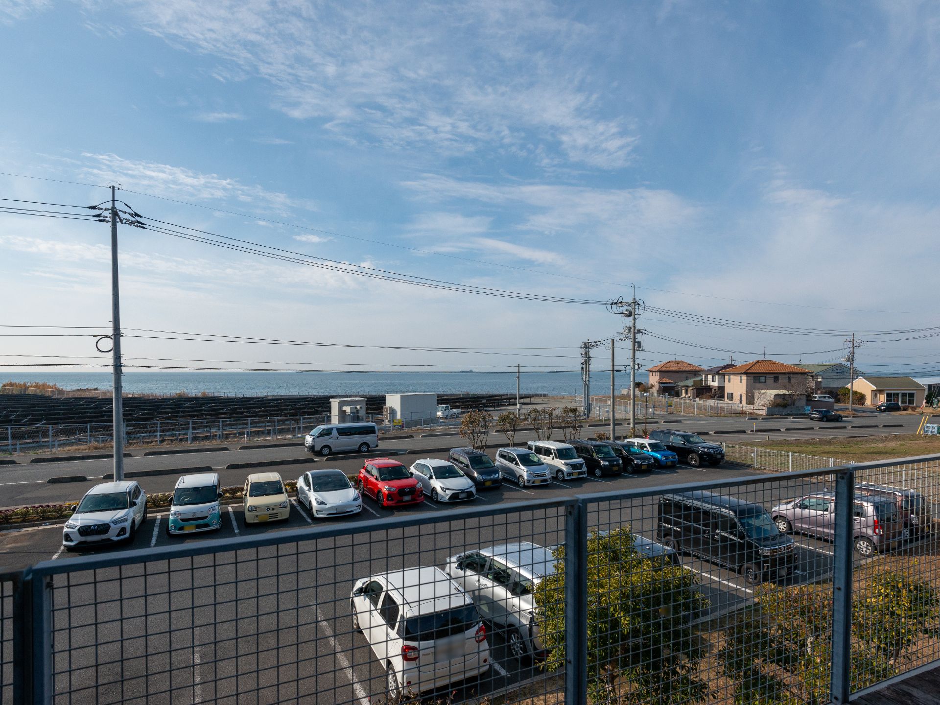大きな駐車場が完備されている施設