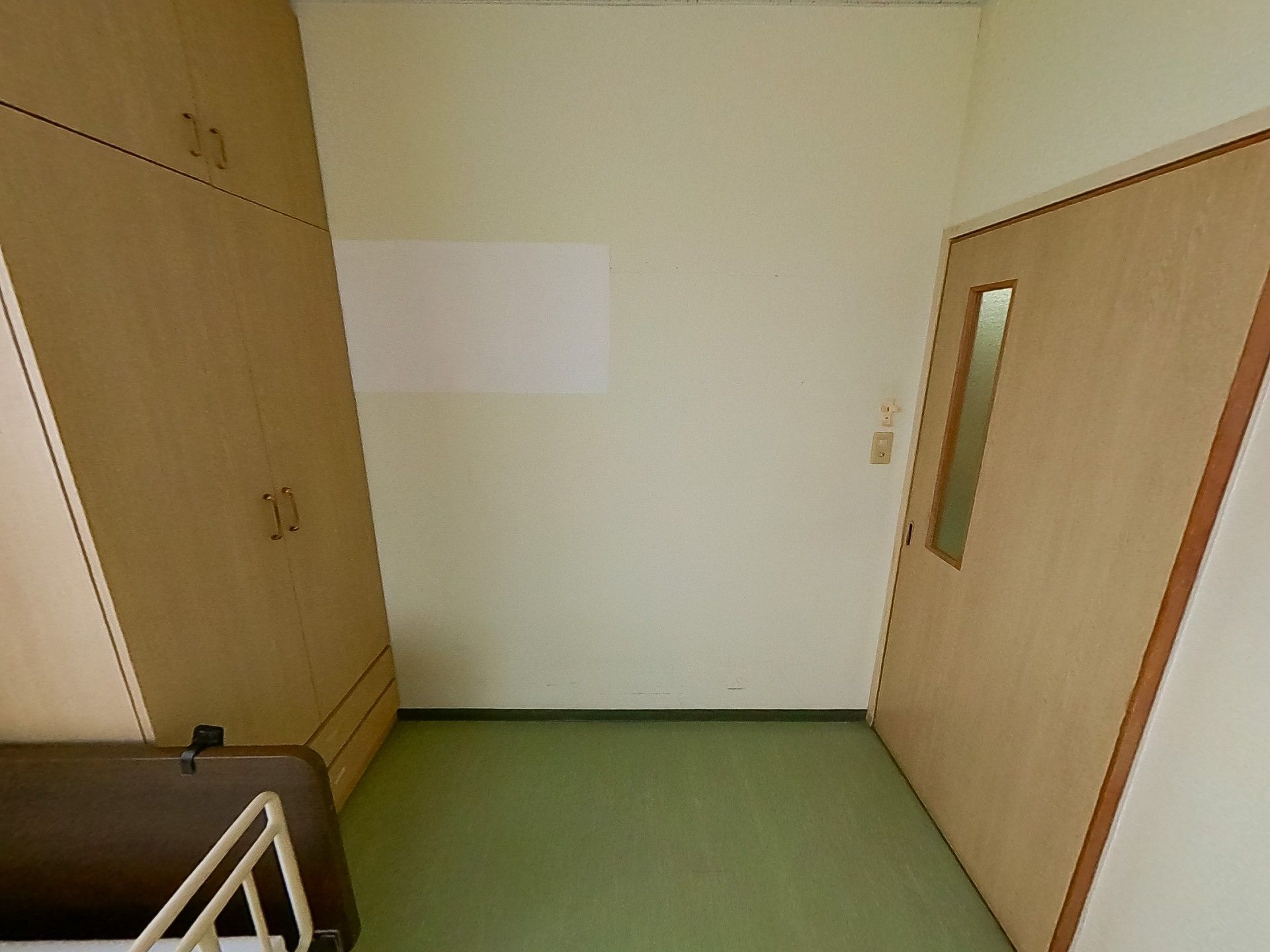 収納とベッドのある部屋