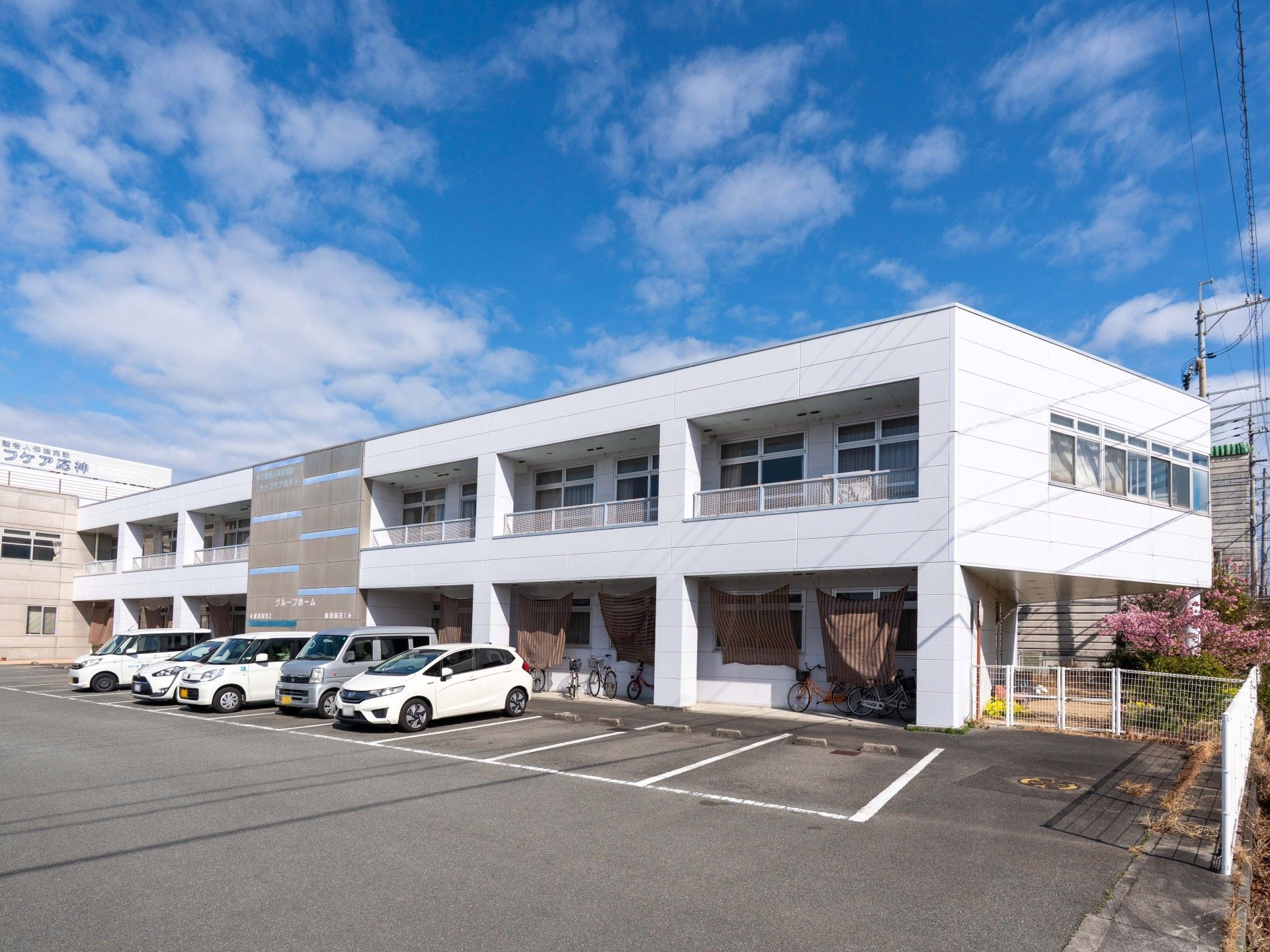 白い建物と駐車場