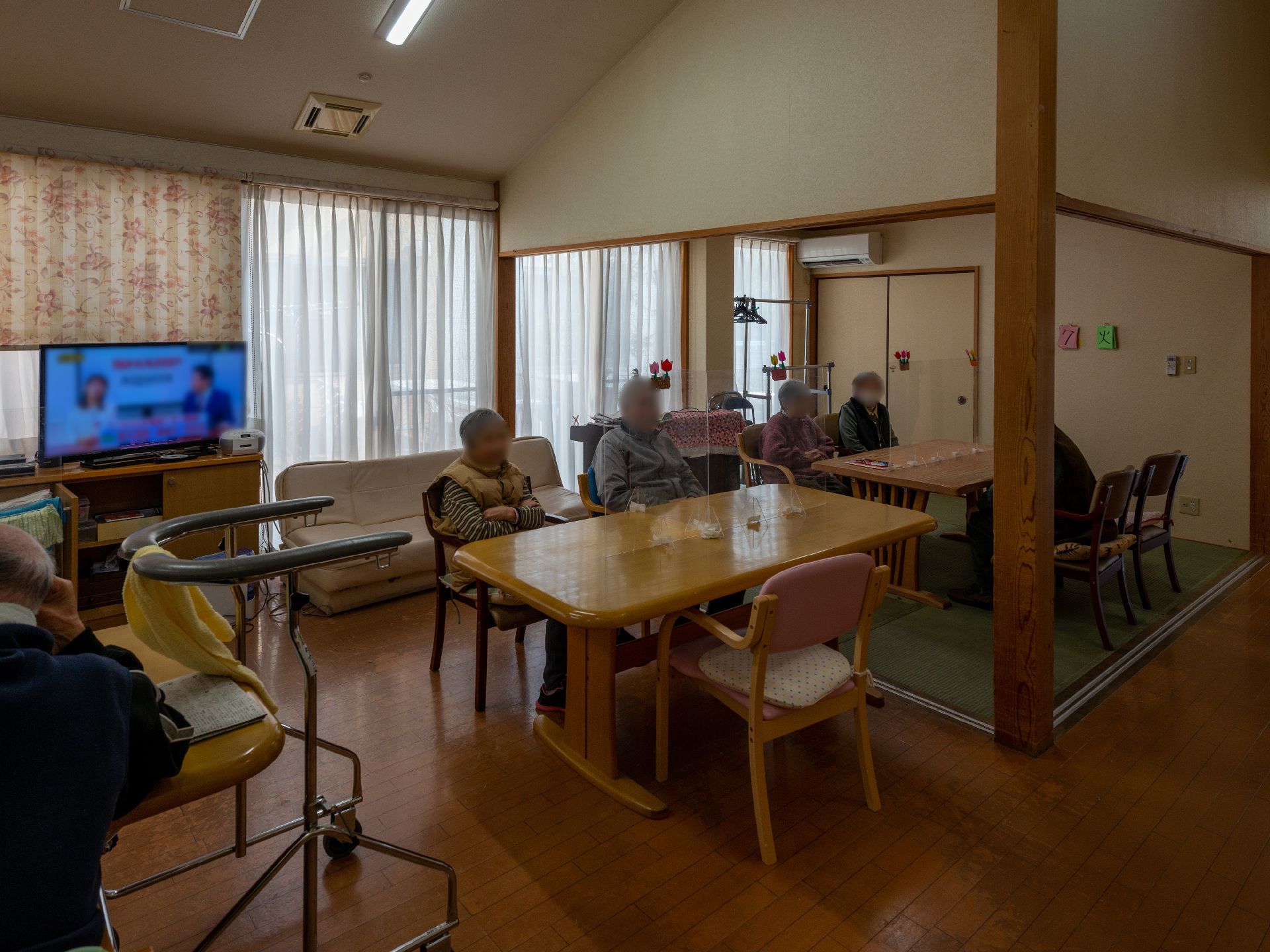 椅子と四角のテーブルが置かれた共有スペース