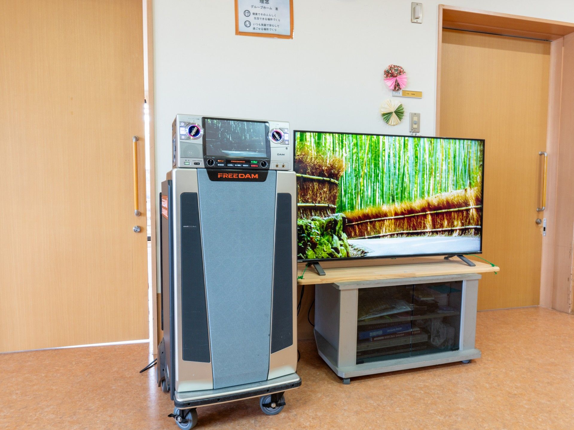 カラオケとテレビのある部屋