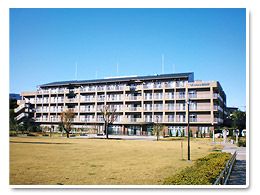 広々とした施設の外観