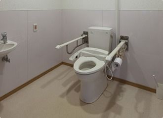 手すり付きのトイレ