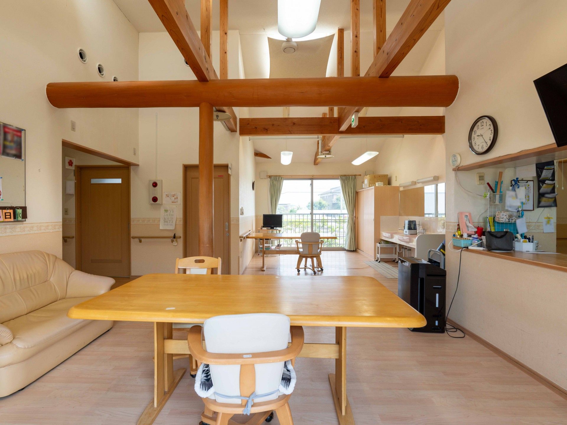 車椅子に座っている高齢女性の手を取る女性ヘルパー