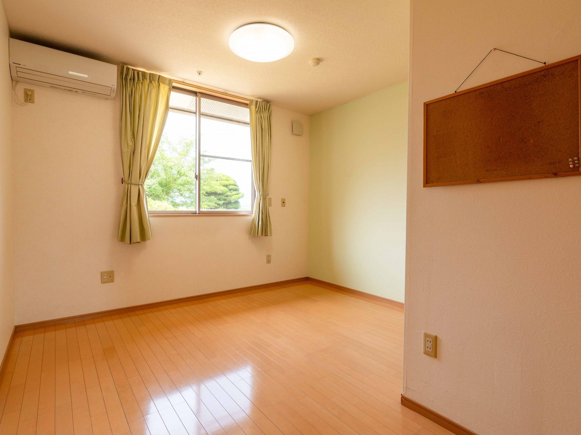 拍手する高齢女性と女性ヘルパー