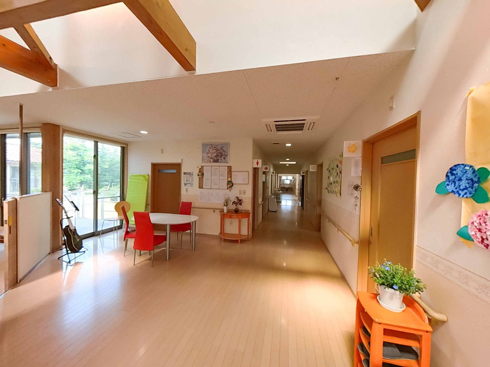 明るい廊下と共有スペース