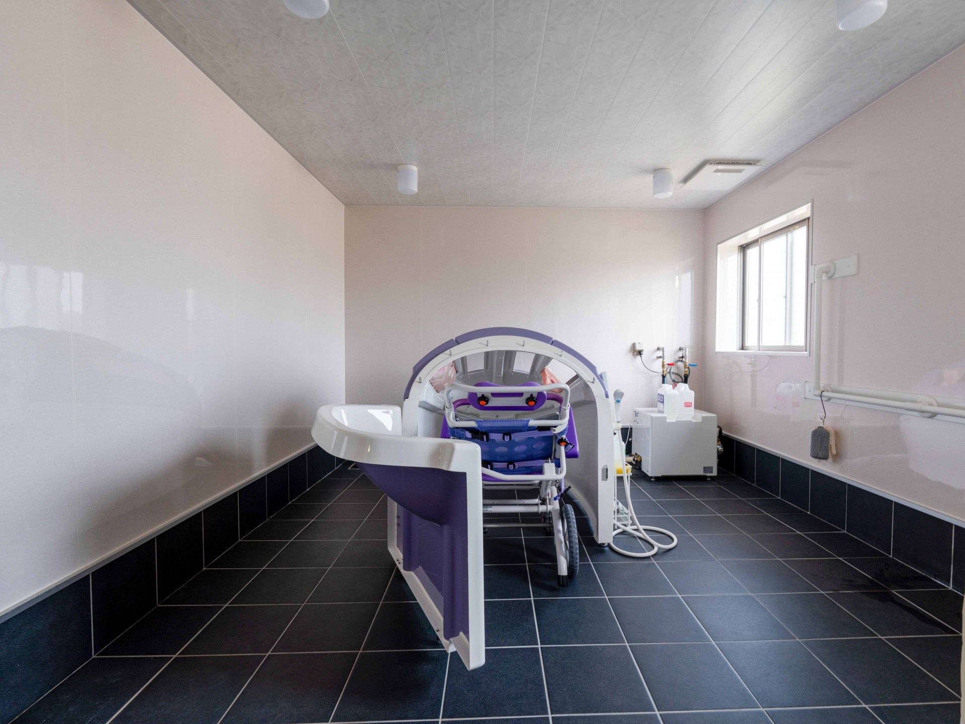 快適な入浴設備の部屋