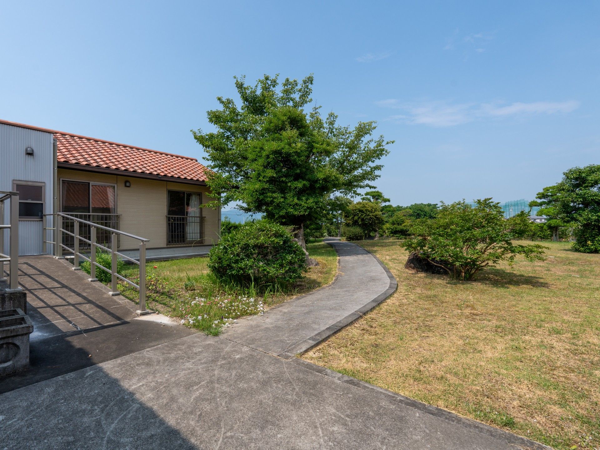 緑豊かな小道と建物