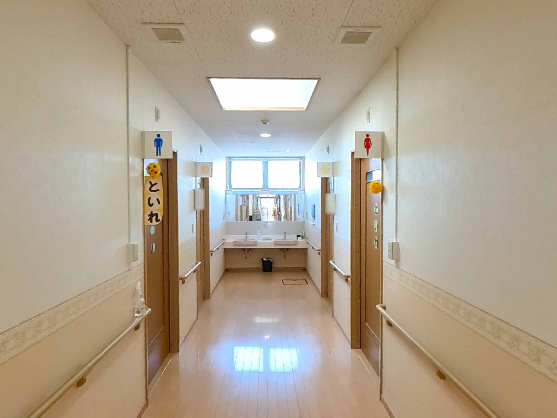 清潔な廊下と洗面所
