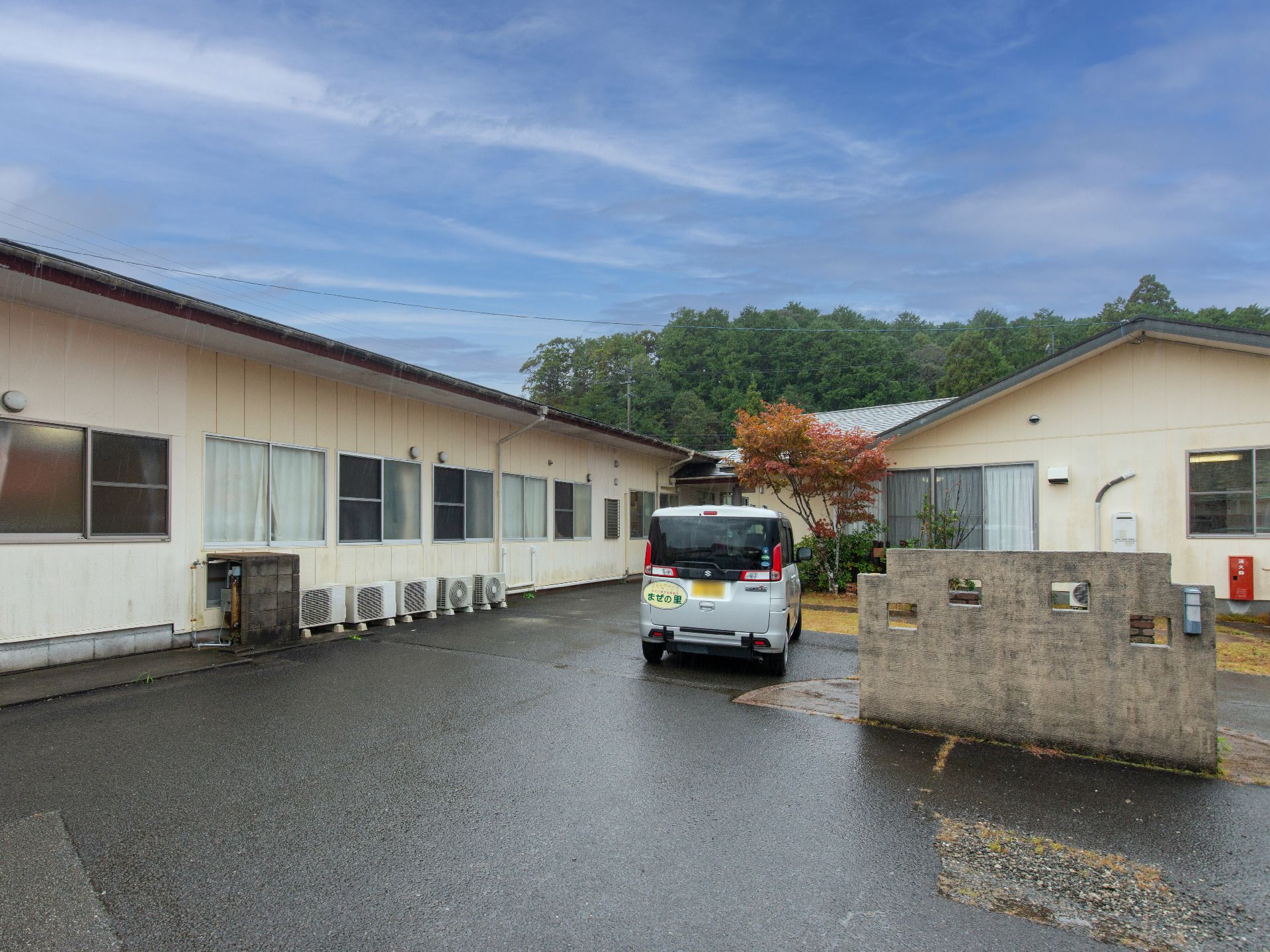駐車場から撮影した介護施設の外観