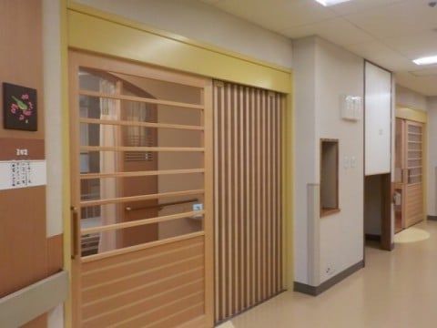 明るい廊下の片引き戸