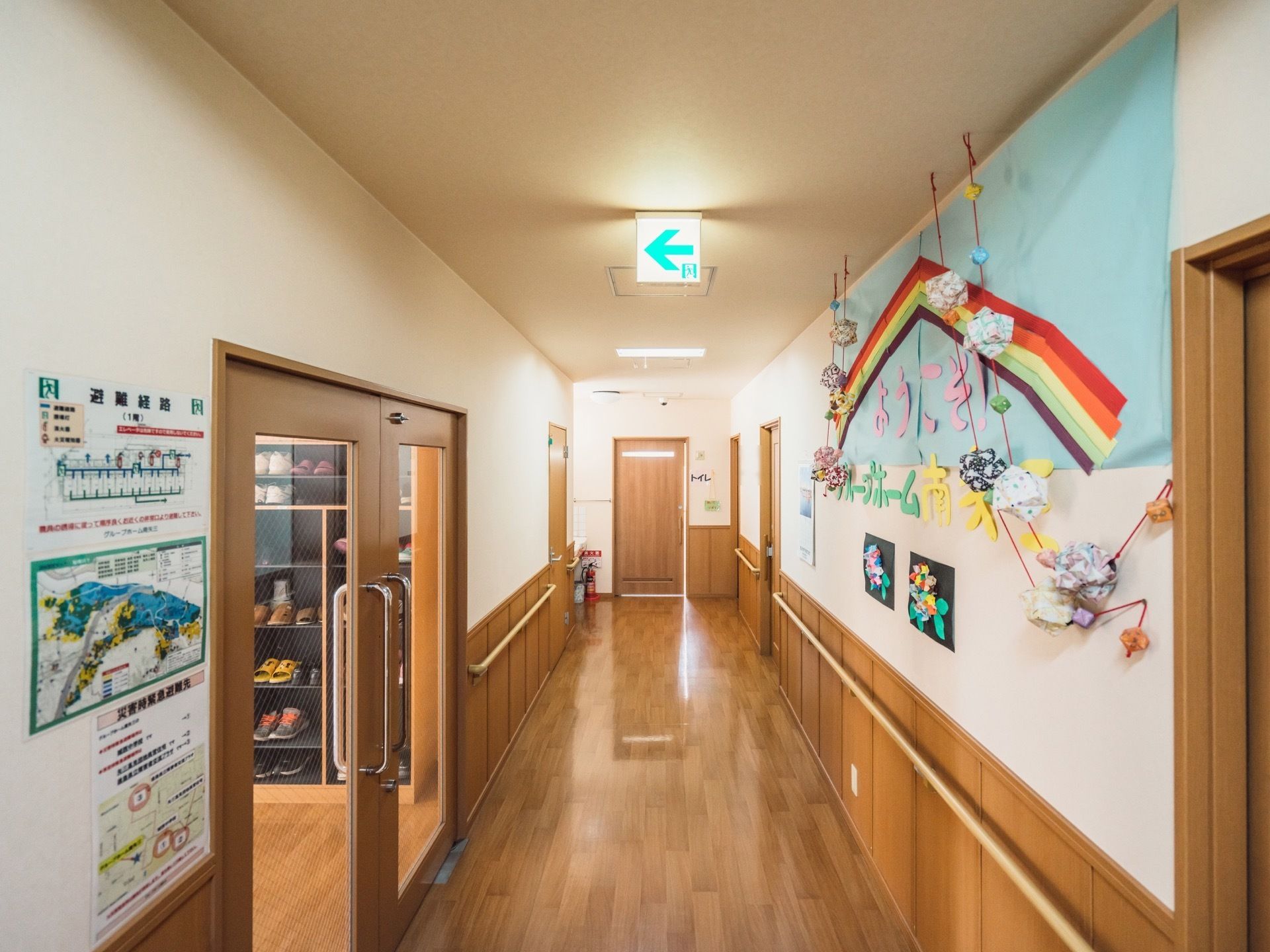 廊下の壁に、館内の避難経路と周辺の地図を掲示している。消火器も置かれており、施設の緊急時への備えがしっかりしている。