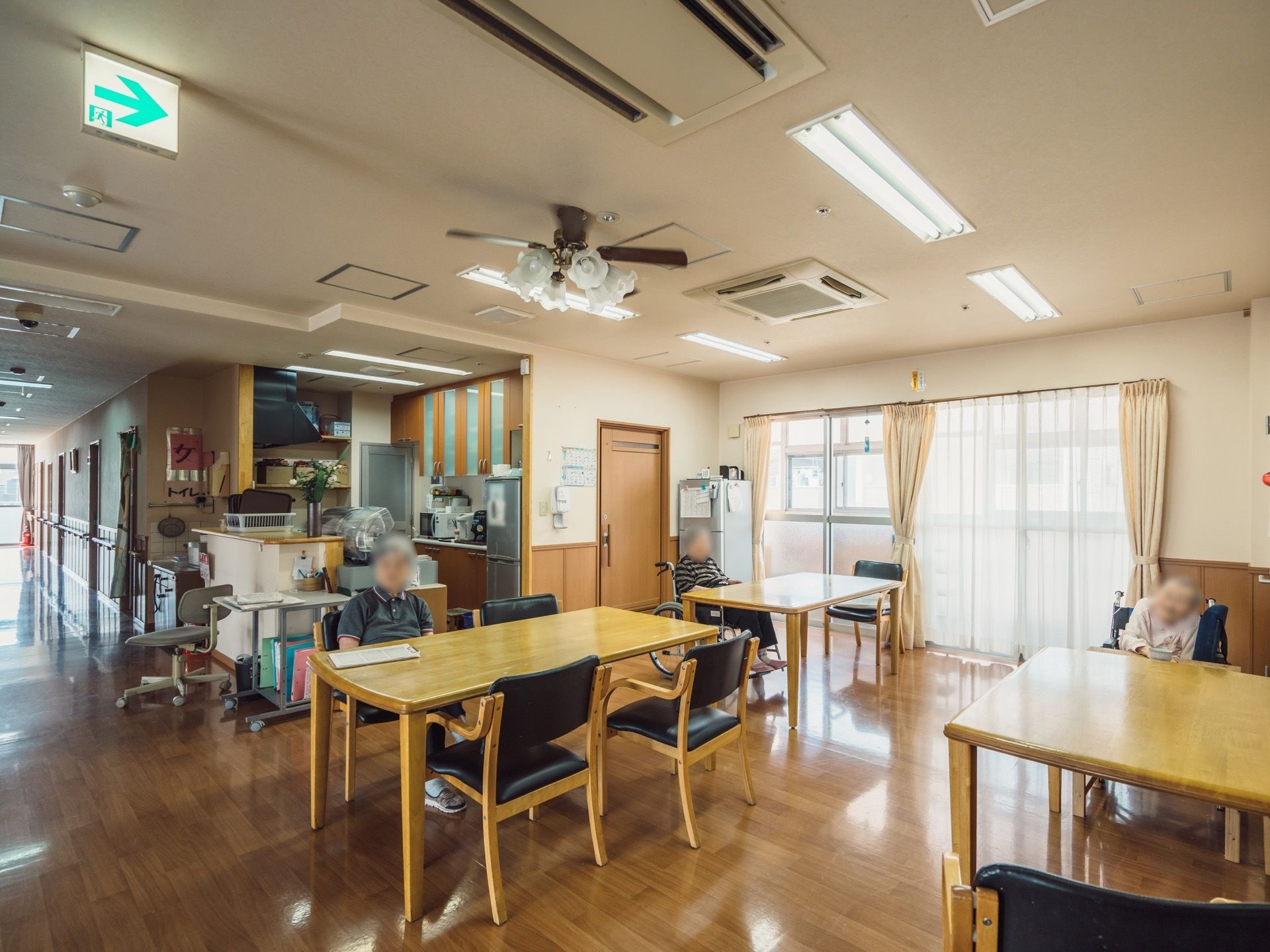 食堂は台所が隣にあり、できたての食事を提供することが可能である。大きな窓が設置されているため日当たりが良い。