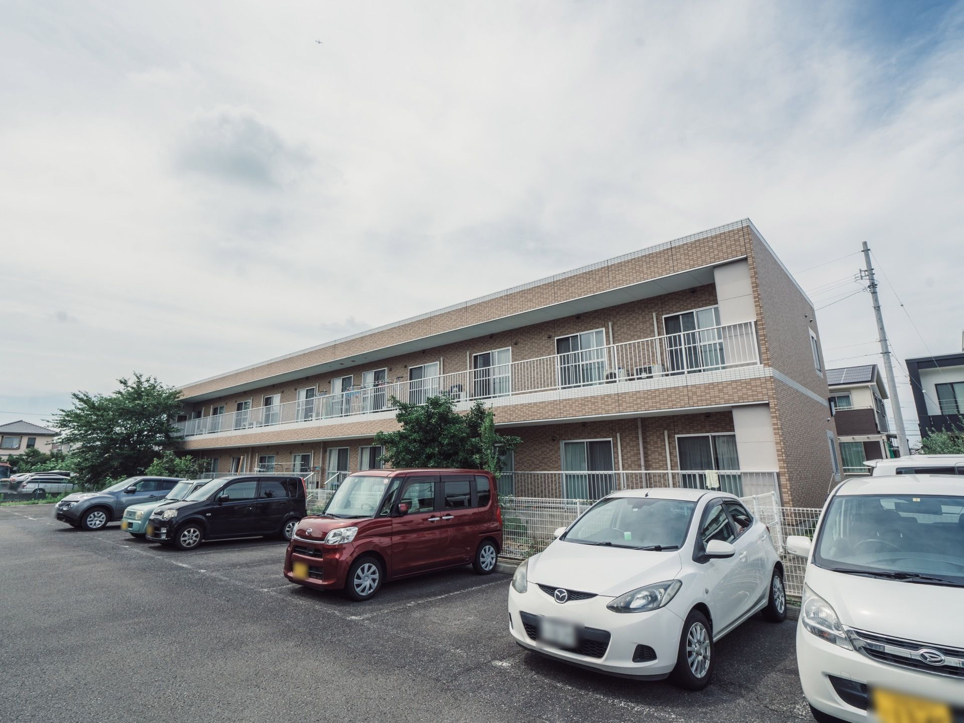 施設は２階建てで、一般的なアパートのような外観である。駐車場も完備されている。全室南向きでバルコニーがついている。