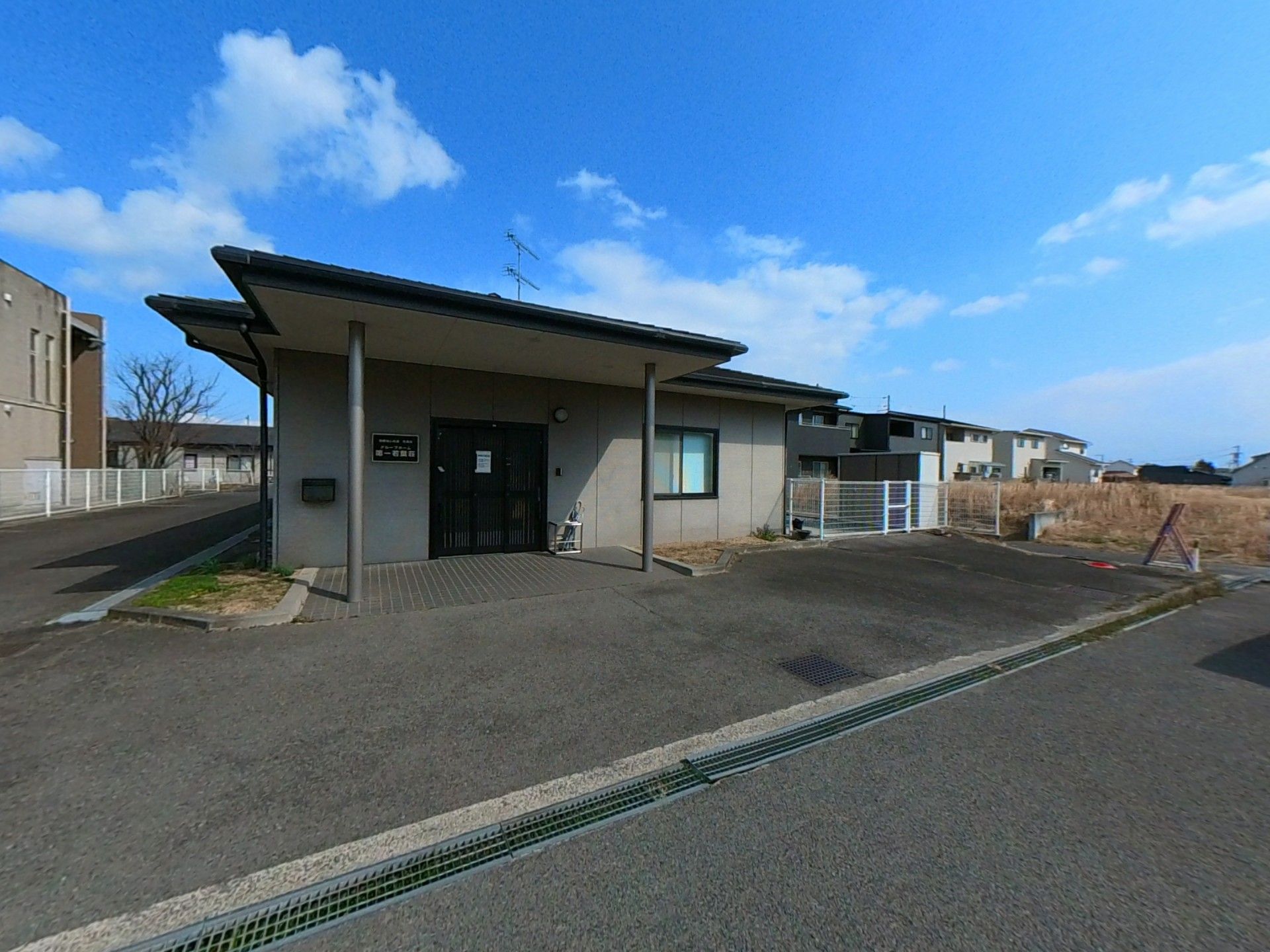 落ち着いた外観の建物